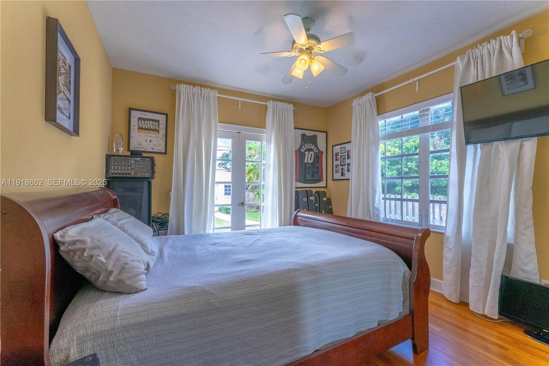 For Sale: $900,000 (3 beds, 3 baths, 1320 Square Feet)