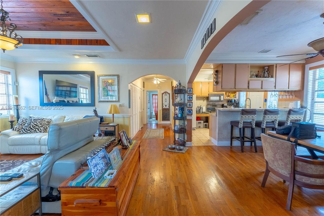 For Sale: $900,000 (3 beds, 3 baths, 1320 Square Feet)