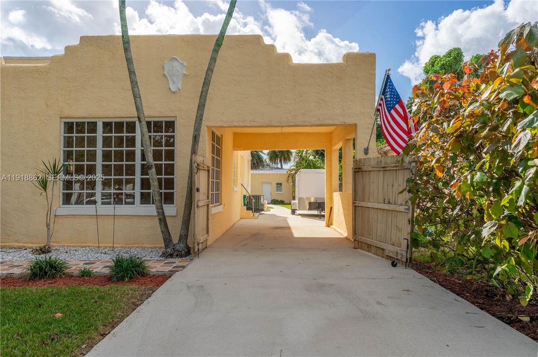 For Sale: $900,000 (3 beds, 3 baths, 1320 Square Feet)