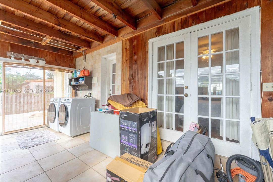 For Sale: $900,000 (3 beds, 3 baths, 1320 Square Feet)