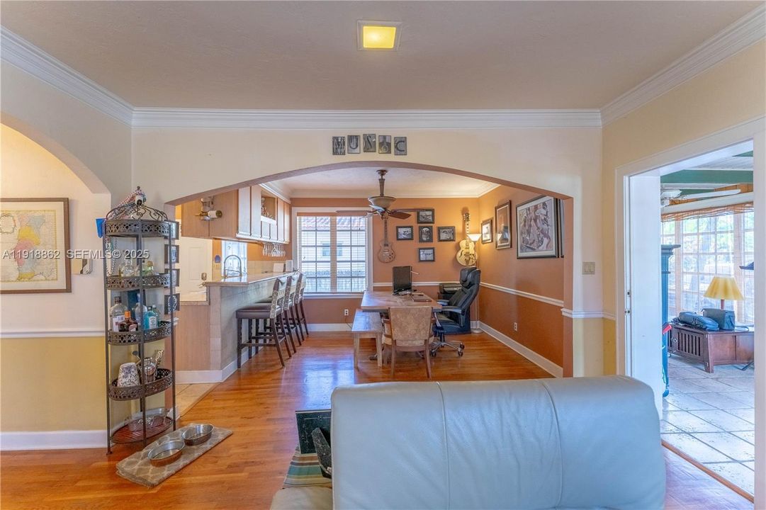 For Sale: $900,000 (3 beds, 3 baths, 1320 Square Feet)