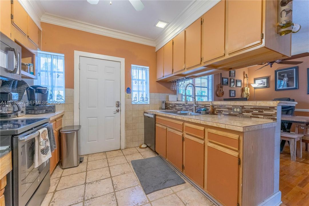 For Sale: $900,000 (3 beds, 3 baths, 1320 Square Feet)