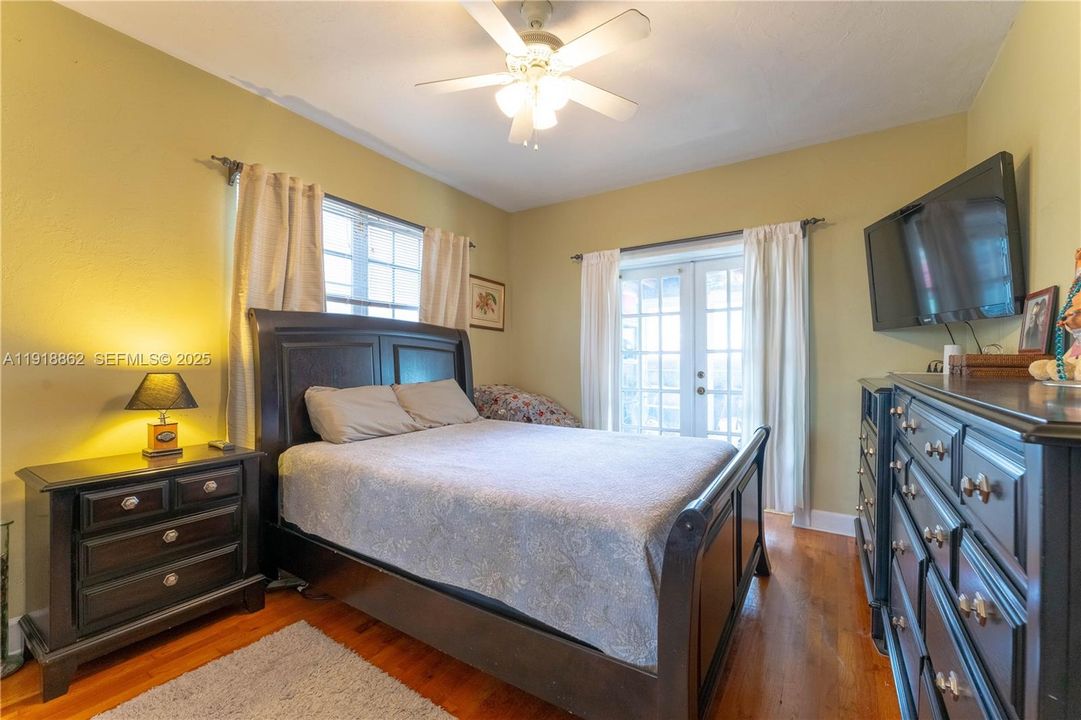 For Sale: $900,000 (3 beds, 3 baths, 1320 Square Feet)