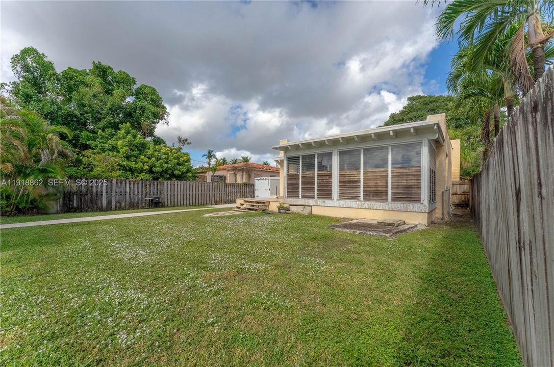 For Sale: $900,000 (3 beds, 3 baths, 1320 Square Feet)