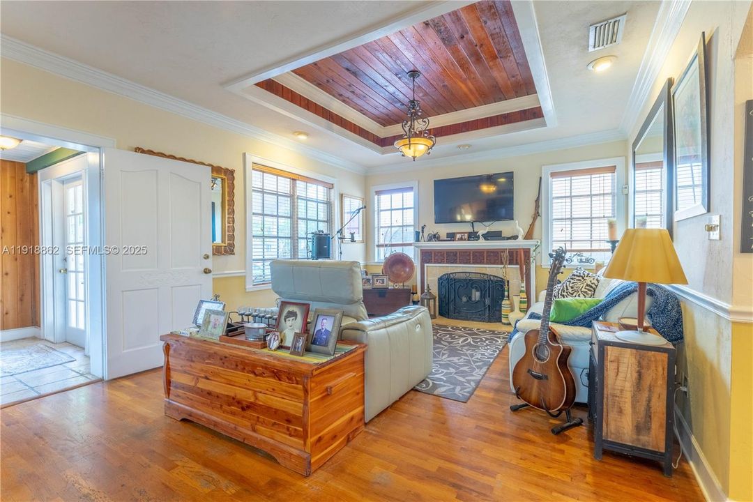 For Sale: $900,000 (3 beds, 3 baths, 1320 Square Feet)