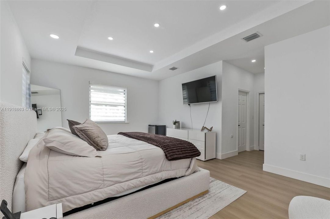 For Sale: $899,000 (3 beds, 2 baths, 2345 Square Feet)