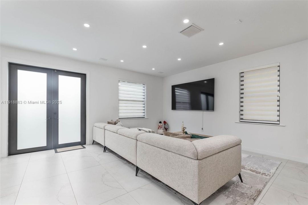 For Sale: $899,000 (3 beds, 2 baths, 2345 Square Feet)