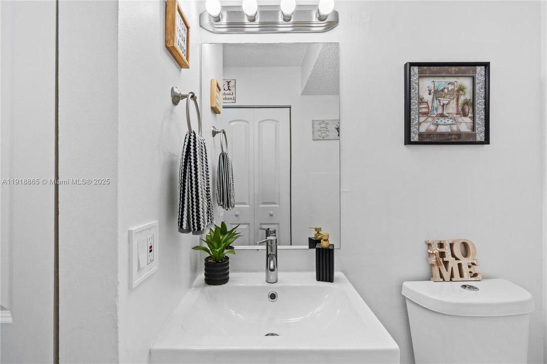 Active With Contract: $2,300 (2 beds, 2 baths, 1020 Square Feet)