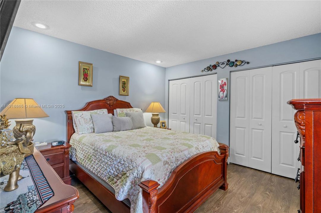 Active With Contract: $2,300 (2 beds, 2 baths, 1020 Square Feet)