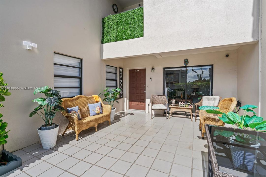 Active With Contract: $2,300 (2 beds, 2 baths, 1020 Square Feet)
