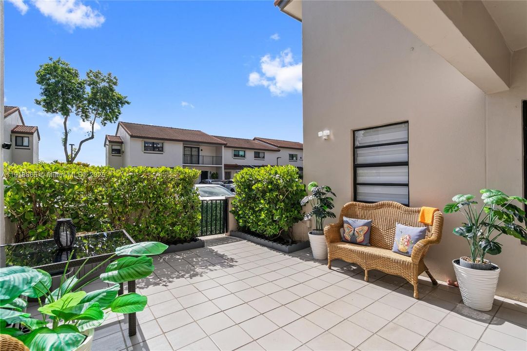 Active With Contract: $2,300 (2 beds, 2 baths, 1020 Square Feet)