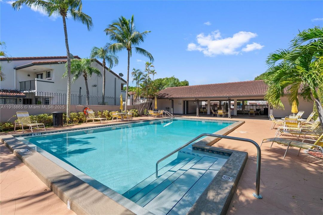 Active With Contract: $2,300 (2 beds, 2 baths, 1020 Square Feet)