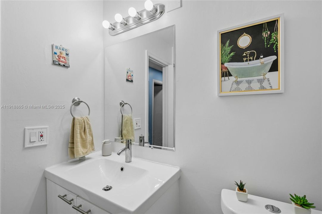 Active With Contract: $2,300 (2 beds, 2 baths, 1020 Square Feet)