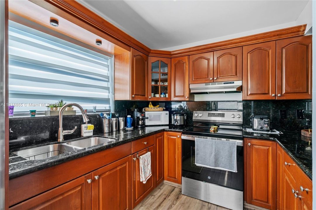Active With Contract: $2,300 (2 beds, 2 baths, 1020 Square Feet)