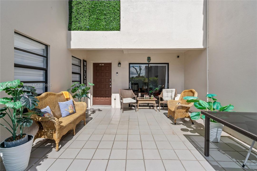 Active With Contract: $2,300 (2 beds, 2 baths, 1020 Square Feet)