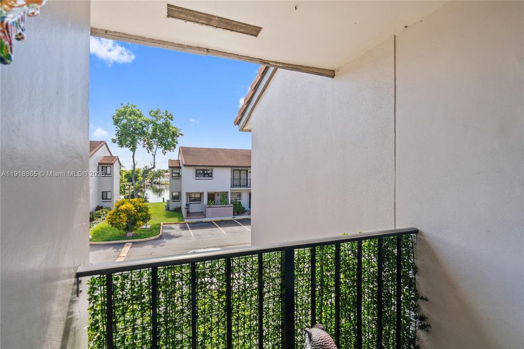 Active With Contract: $2,300 (2 beds, 2 baths, 1020 Square Feet)