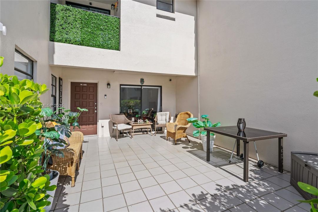 Active With Contract: $2,300 (2 beds, 2 baths, 1020 Square Feet)