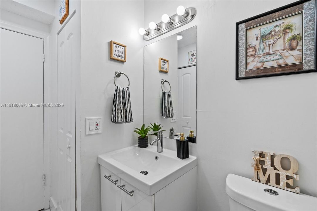 Active With Contract: $2,300 (2 beds, 2 baths, 1020 Square Feet)