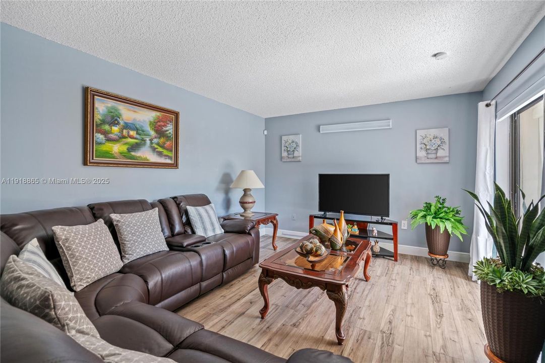 Active With Contract: $2,300 (2 beds, 2 baths, 1020 Square Feet)