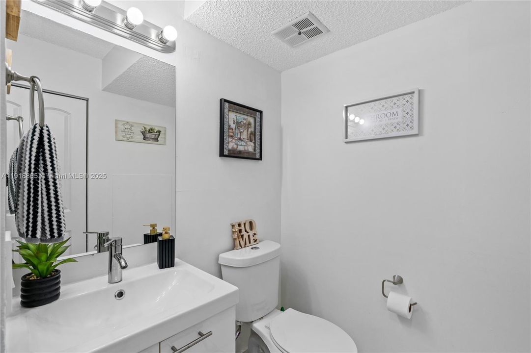 Active With Contract: $2,300 (2 beds, 2 baths, 1020 Square Feet)