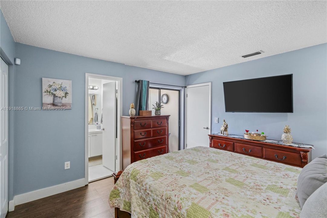 Active With Contract: $2,300 (2 beds, 2 baths, 1020 Square Feet)