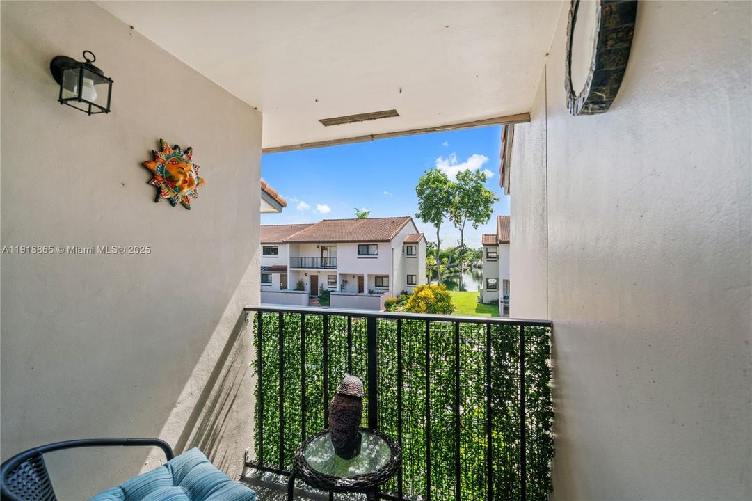 Active With Contract: $2,300 (2 beds, 2 baths, 1020 Square Feet)