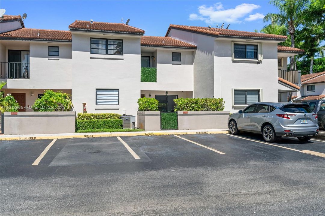 Active With Contract: $2,300 (2 beds, 2 baths, 1020 Square Feet)