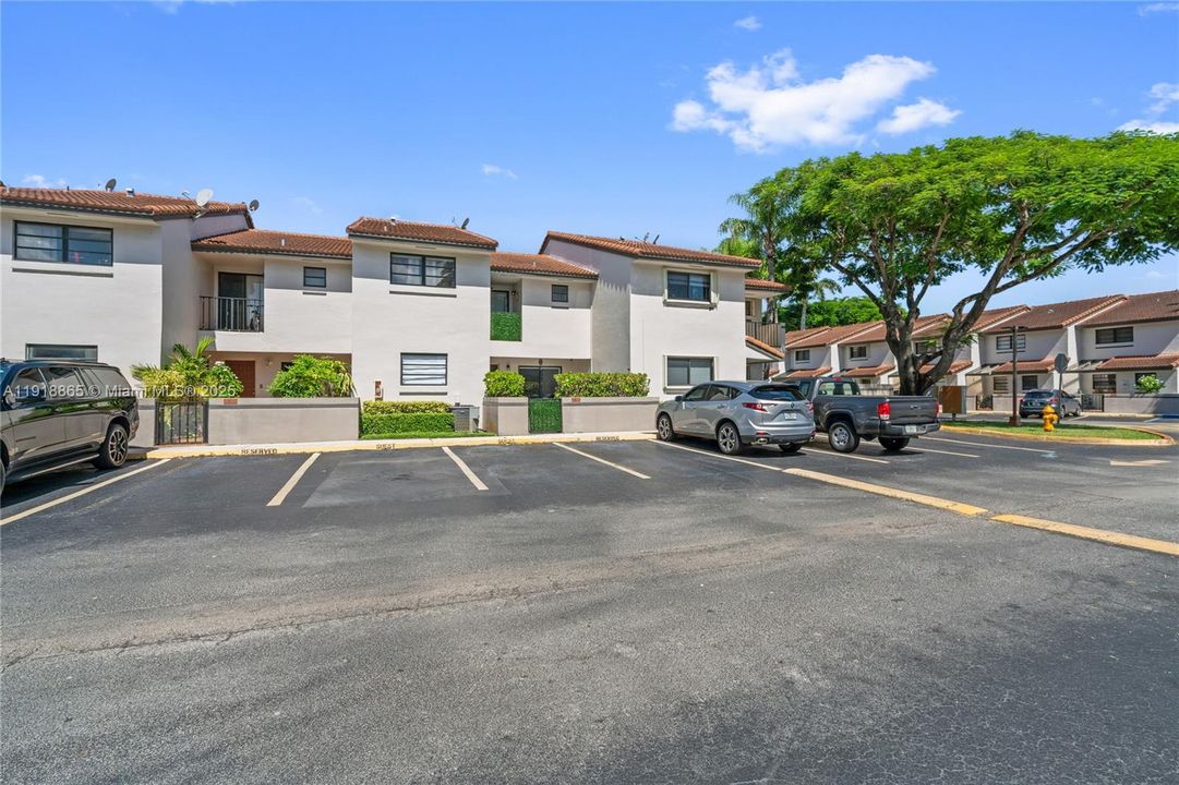 Active With Contract: $2,300 (2 beds, 2 baths, 1020 Square Feet)