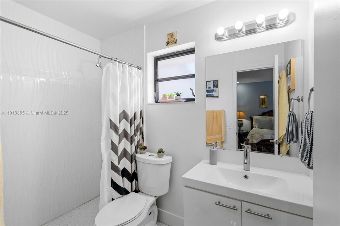 Active With Contract: $2,300 (2 beds, 2 baths, 1020 Square Feet)