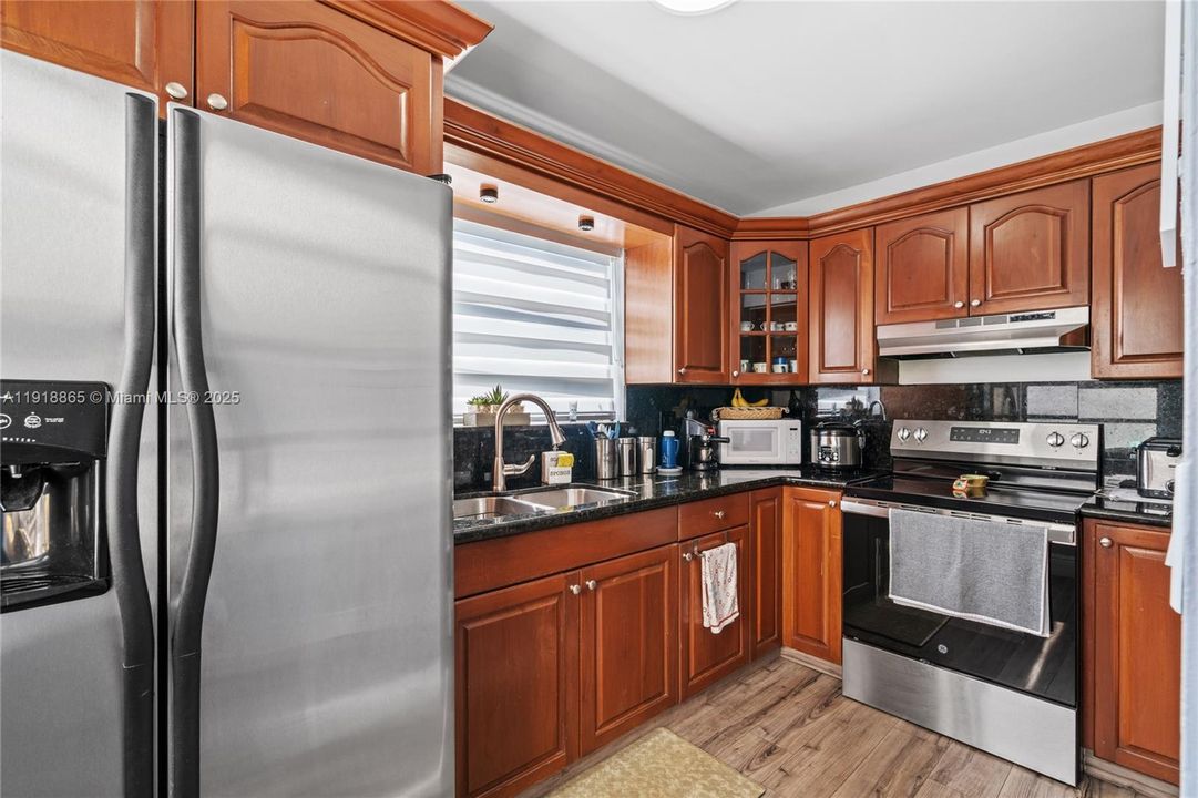 Active With Contract: $2,300 (2 beds, 2 baths, 1020 Square Feet)