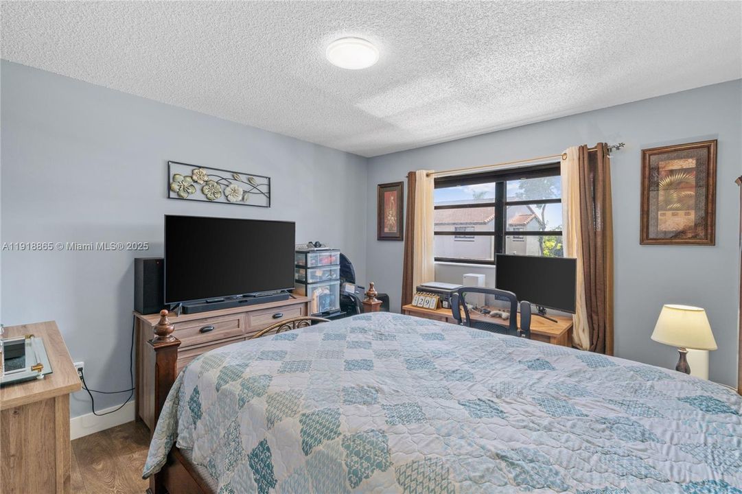 Active With Contract: $2,300 (2 beds, 2 baths, 1020 Square Feet)