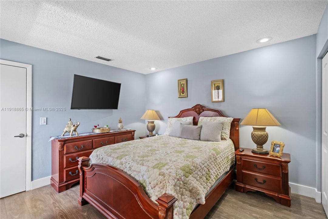 Active With Contract: $2,300 (2 beds, 2 baths, 1020 Square Feet)