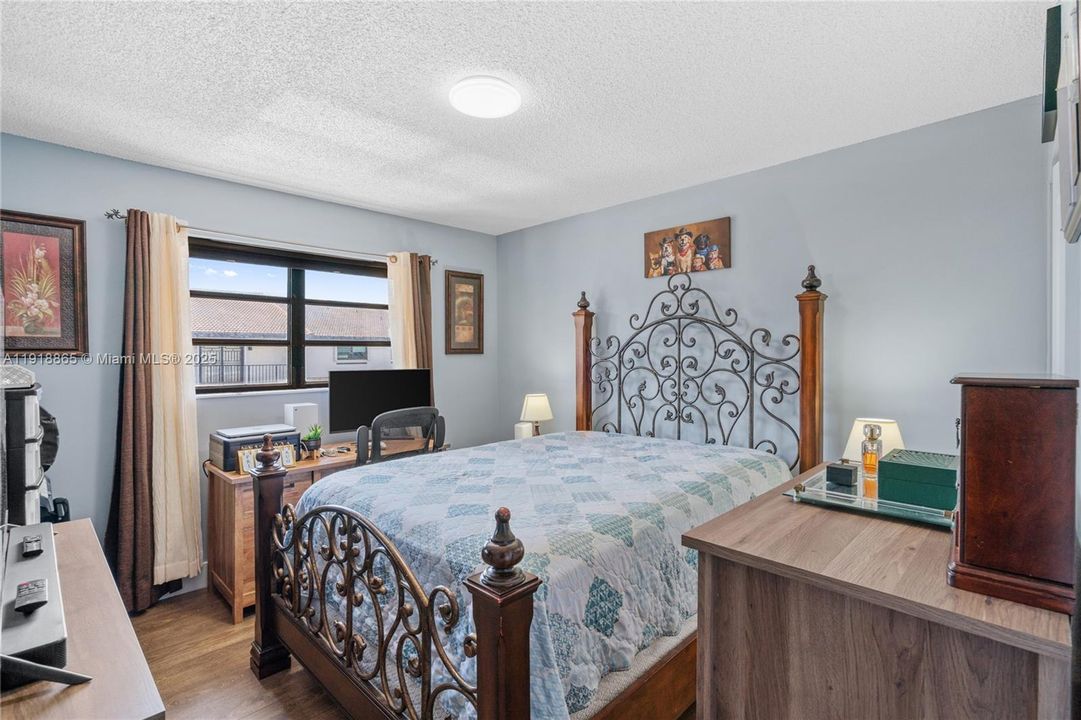 Active With Contract: $2,300 (2 beds, 2 baths, 1020 Square Feet)