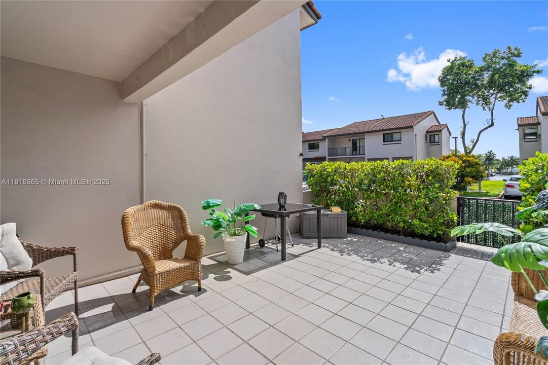 Active With Contract: $2,300 (2 beds, 2 baths, 1020 Square Feet)