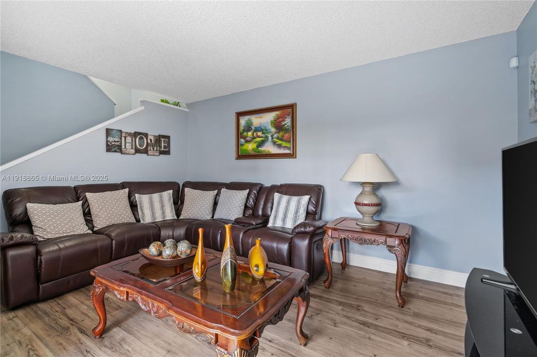 Active With Contract: $2,300 (2 beds, 2 baths, 1020 Square Feet)