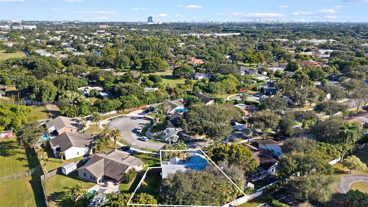 待售: $725,000 (4 贝兹, 2 浴室, 1944 平方英尺)