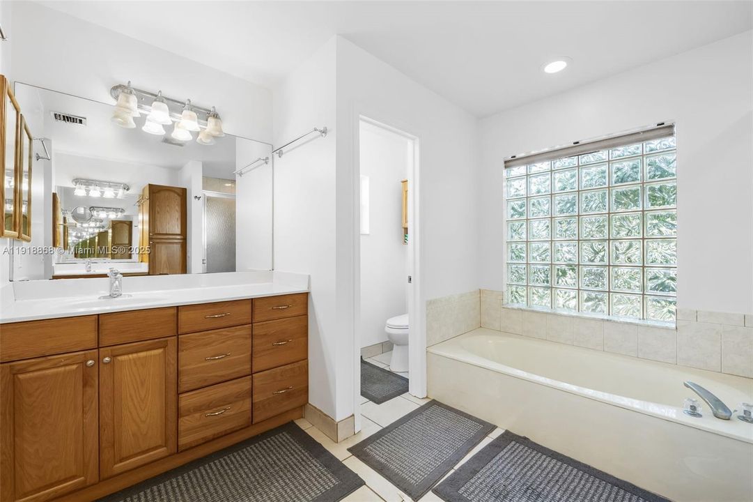 待售: $725,000 (4 贝兹, 2 浴室, 1944 平方英尺)