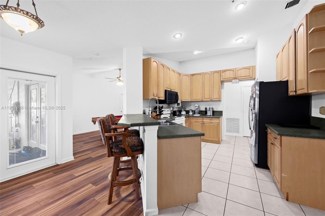 待售: $725,000 (4 贝兹, 2 浴室, 1944 平方英尺)