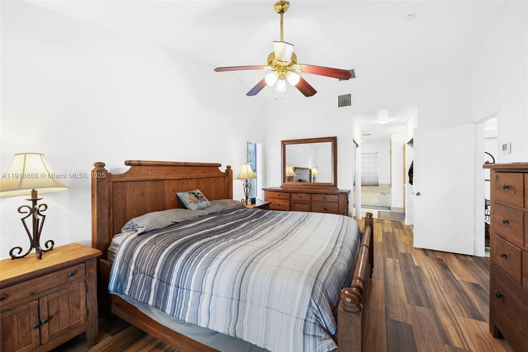 待售: $725,000 (4 贝兹, 2 浴室, 1944 平方英尺)