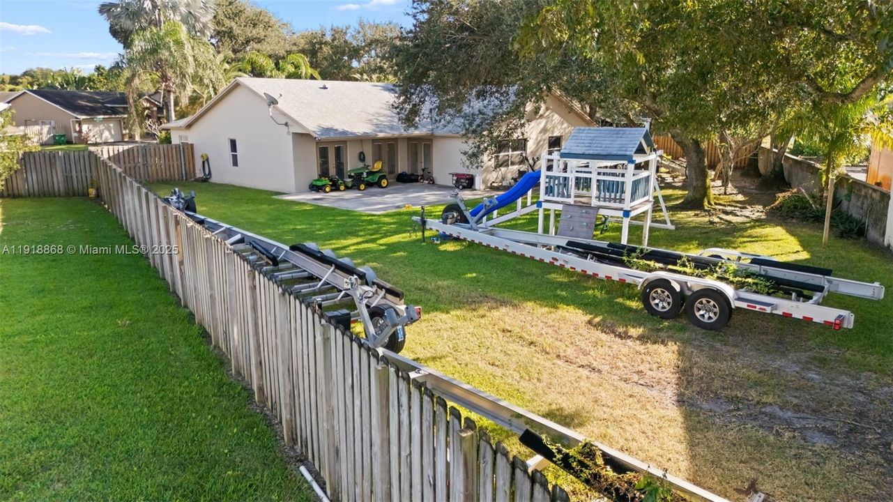 待售: $725,000 (4 贝兹, 2 浴室, 1944 平方英尺)