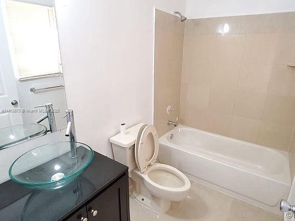 For Rent: $1,800 (2 beds, 2 baths, 864 Square Feet)