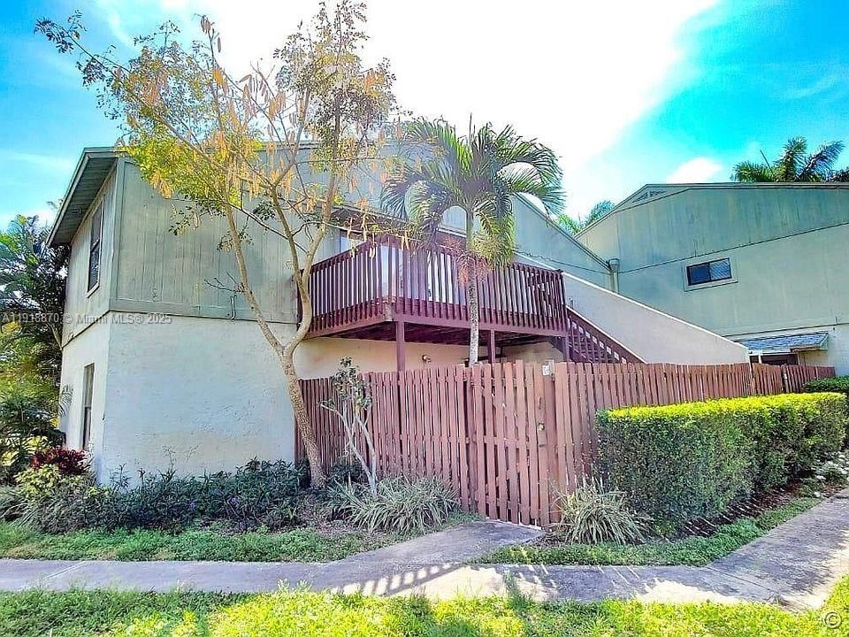 For Rent: $1,800 (2 beds, 2 baths, 864 Square Feet)