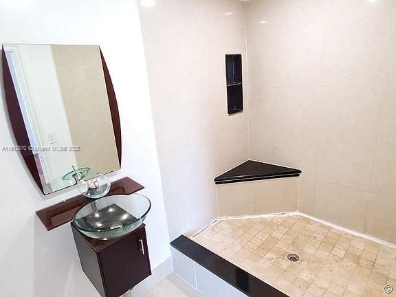 For Rent: $1,800 (2 beds, 2 baths, 864 Square Feet)