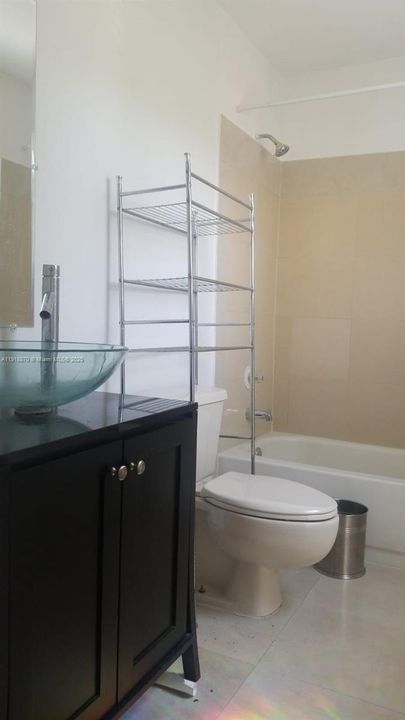 For Rent: $1,800 (2 beds, 2 baths, 864 Square Feet)