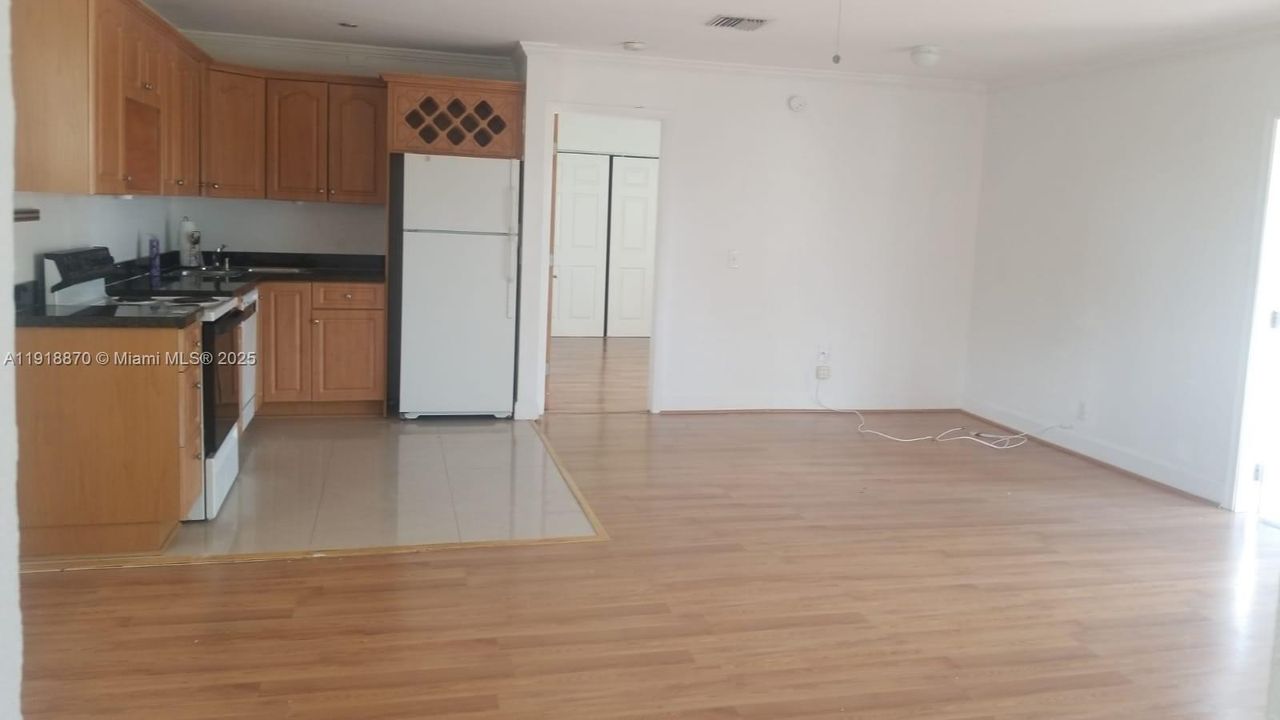For Rent: $1,800 (2 beds, 2 baths, 864 Square Feet)