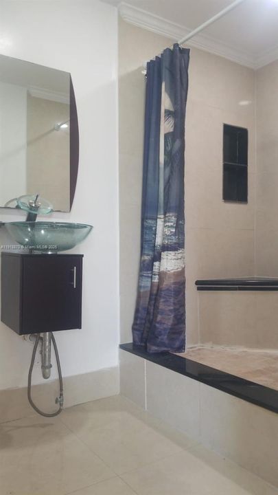 For Rent: $1,800 (2 beds, 2 baths, 864 Square Feet)