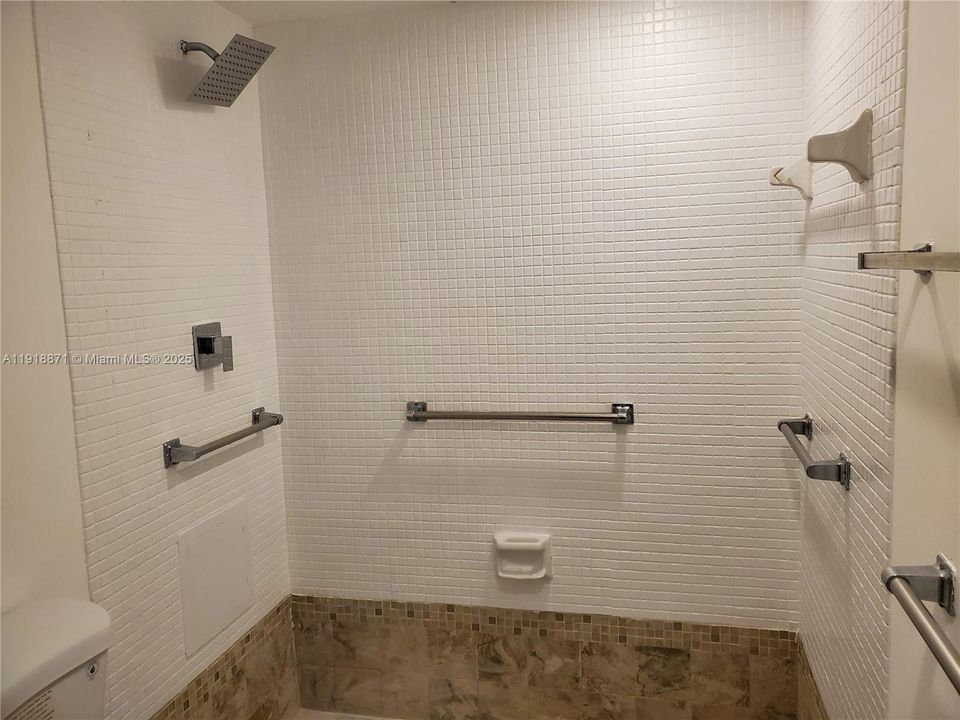 合同活跃: $1,620 (2 贝兹, 1 浴室, 861 平方英尺)