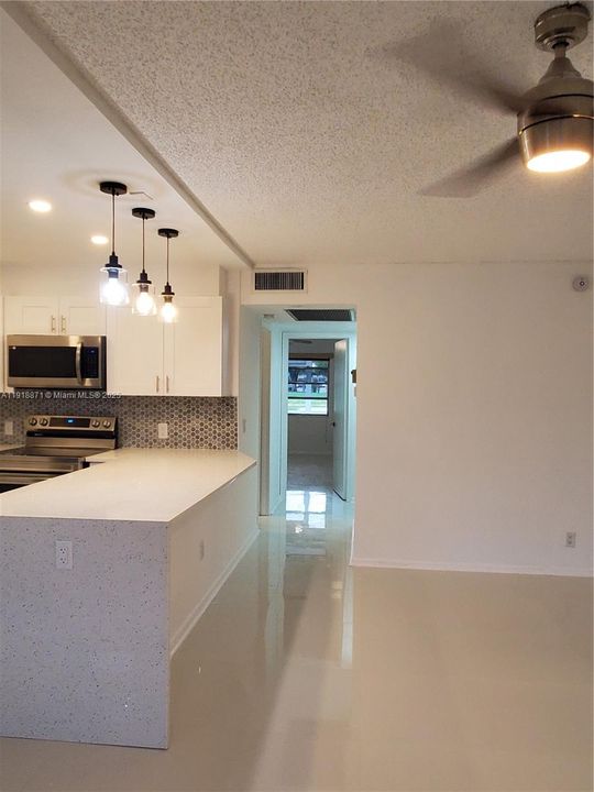 合同活跃: $1,620 (2 贝兹, 1 浴室, 861 平方英尺)