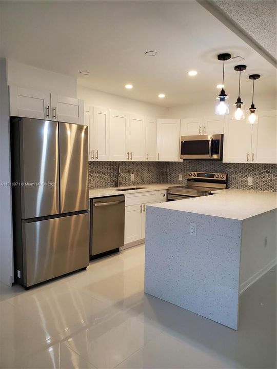 合同活跃: $1,620 (2 贝兹, 1 浴室, 861 平方英尺)