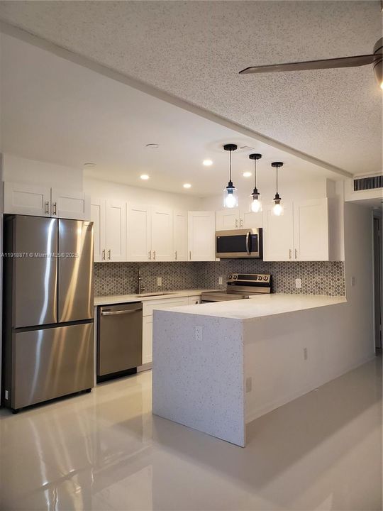 合同活跃: $1,620 (2 贝兹, 1 浴室, 861 平方英尺)